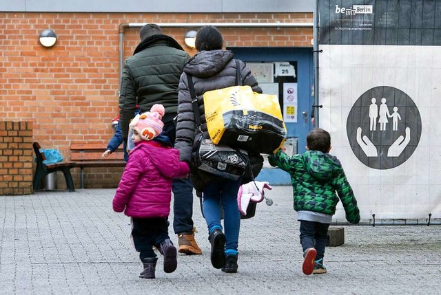 Im Januar muss der Landkreis Lrrach wohl 100 geflchtete Menschen aufnehmen.  | Foto: Paul Zinken (dpa)