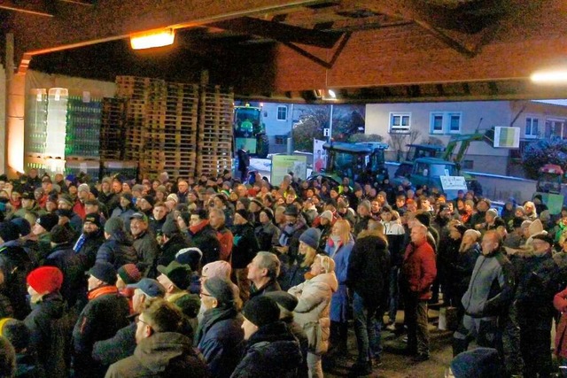 Hunderte Landwirte und Winzer waren zu...chabend nach Kiechlinsbergen gekommen.  | Foto: Ruth Seitz