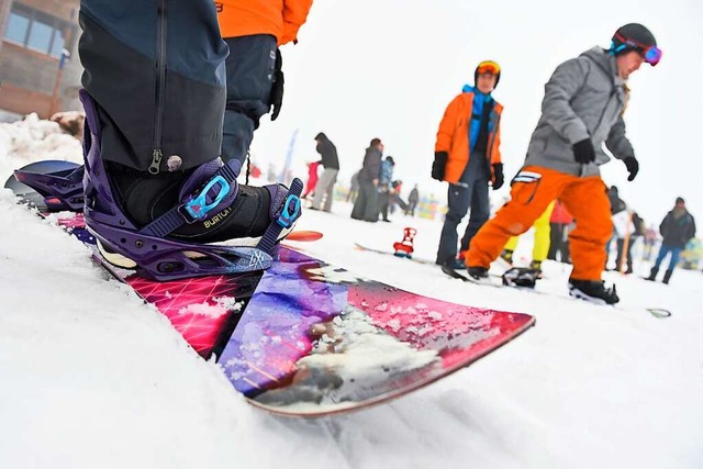 Die Polizei sucht einen Snowboardfahrer.  | Foto: Felix Kstle/DPA