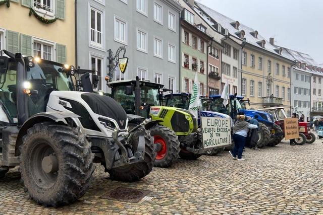 Bauern demonstrieren mit Traktoren auf dem Freiburger Mnsterplatz