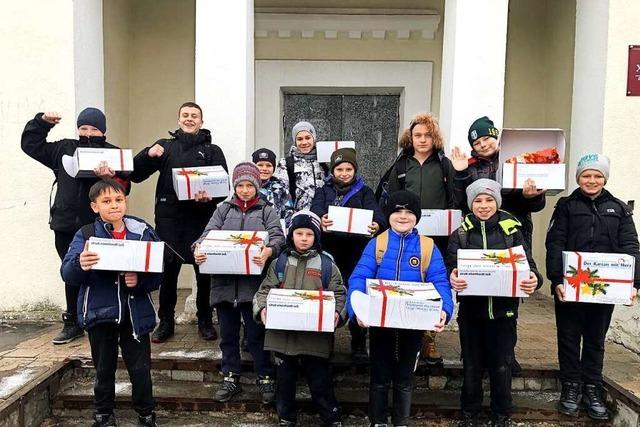 Bilanz in Bernau: 180 Pckchen fr die Ukraine geschnrt