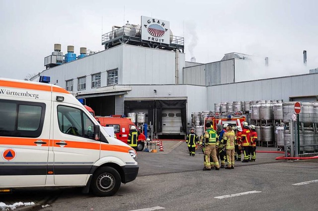 Einsatzkrfte der Feuerwehr sind nach ... um den Gefahrgutcontainer zu sichern.  | Foto: Silas Stein (dpa)