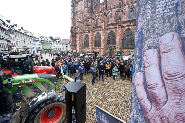 Bauern protestieren auf dem Mnsterplatz in Freiburg – und am Montag auf der B31