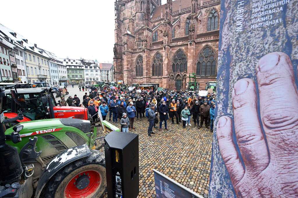 Bauern Protestieren Auf Dem Münsterplatz In Freiburg – Und Am Montag ...