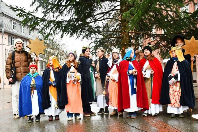 Auch auf dem Alten Marktplatz sammelte... St. Bonifatius und St. Peter Spenden.  | Foto: Barbara Ruda