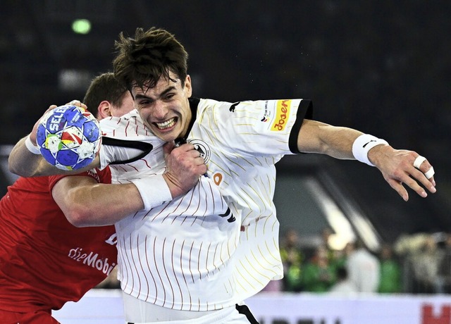 Julian Kster (mit Ball) im Zweikampf mit dem Schweizer Lukas Laube  | Foto: Tom Weller (dpa)