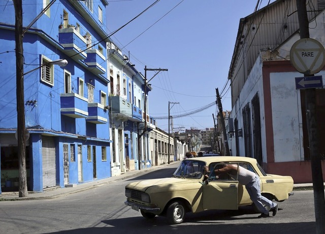 Autos werden in Havanna seltener. Und nicht immer fahren sie.  | Foto: Ernesto Salazar (dpa)