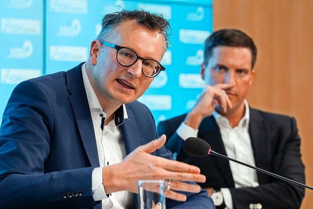 Stellten die Plne vor: die Fraktionsc...Schwarz (Grne) und Manuel Hagel (CDU)  | Foto: Marijan Murat (dpa)
