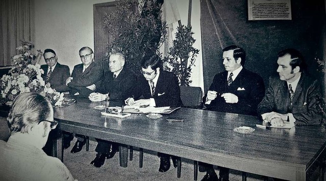 Im Dezember 1973 unterzeichneten die B...alige Landrat Gerhard Gamber (rechts).  | Foto: Beate Zehnle-Lehmann