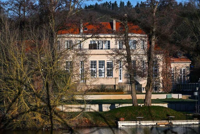 Blick auf ein Gstehaus in Potsdam, in...igt, Sellner schon getroffen zu haben.  | Foto: Jens Kalaene (dpa)