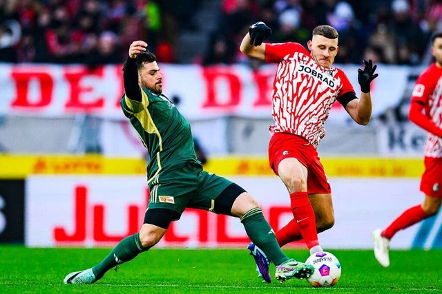 Der Berliner Kevin Volland (l.) und Ma...n vom SC Freiburg kmpfen um den Ball.  | Foto: Tom Weller (dpa)