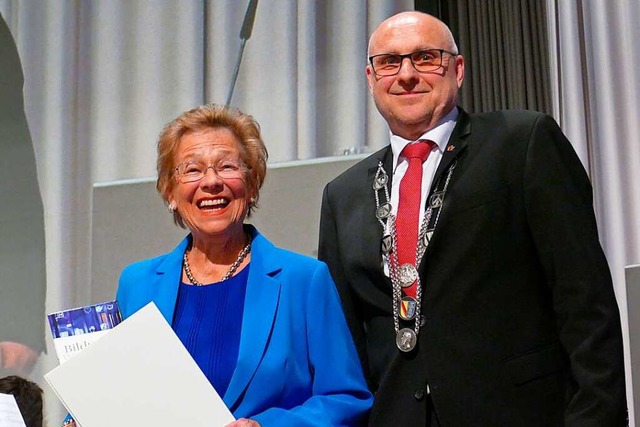 Oberbrgermeister Stefan Schlatterer ehrt Helga Sttzle vom Anwesen Leonhardt  | Foto: Philipp Peters