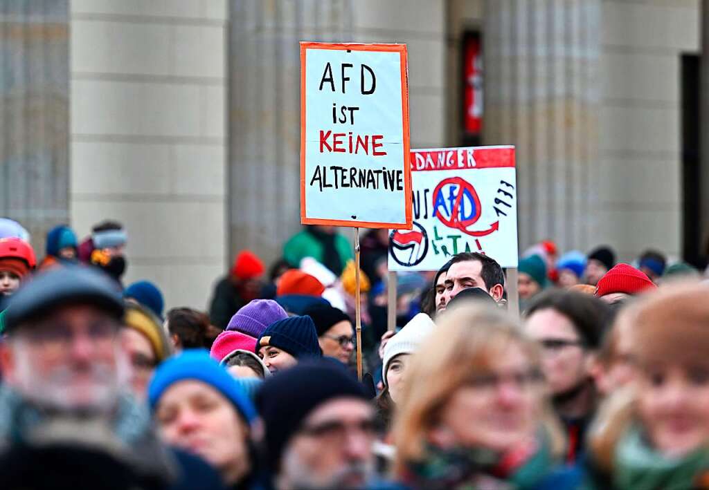 Zehntausende Bei Großdemos Gegen Rechts - Auch Scholz Und Baerbock ...