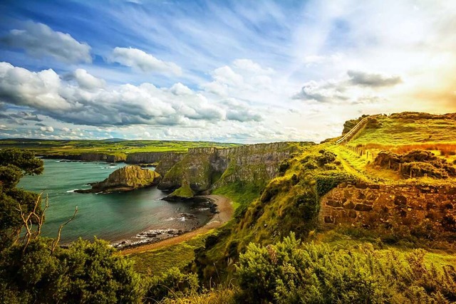 Die atemberaubende Kste Nordirlands im Sonnenschein.  | Foto: stifos/Shutterstock.com