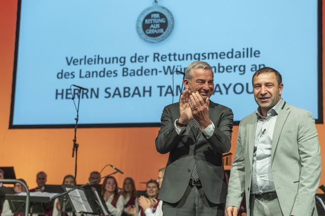 Innenminister Strobl stimmt in den Applaus des Saals fr Sabah Tamer Ayoub ein.  | Foto: Hubert Braxmaier