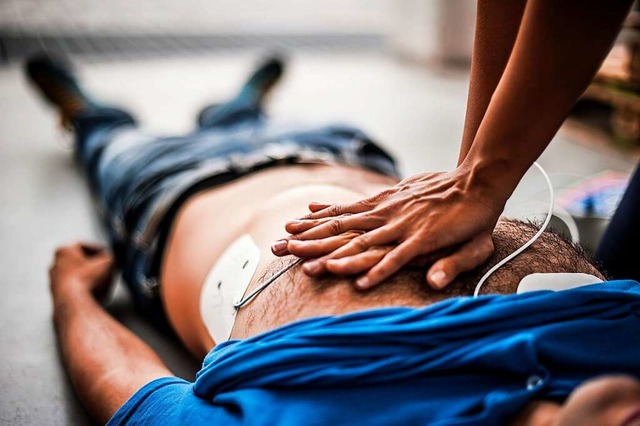 Eine Herzdruckmassage kann Leben retten.  | Foto: pixelaway  (stock.adobe.com)