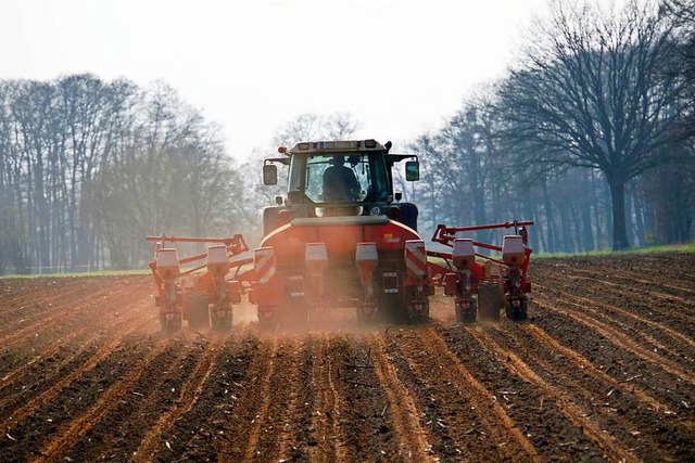 Ein Landwirt bearbeitet mit einer acht...-Smaschine ein Feld in Niedersachsen.  | Foto: E. Teister (imago)