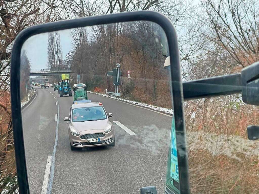 Unterwegs mit einer Kolonne auf der B31: Auf rechten Spur geht es nur schleppend voran.