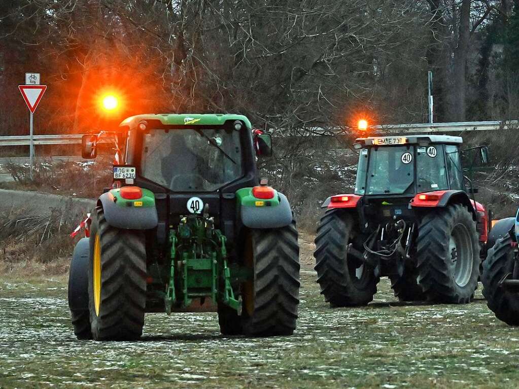 Vielen Landwirte beteiligen sich am Dauerprotest auf der B31 in Freiburg. Zwischen Freiburg-Lehen/Mundenhof und Brauerei Ganter fahren die Traktoren in Dauerschleife.