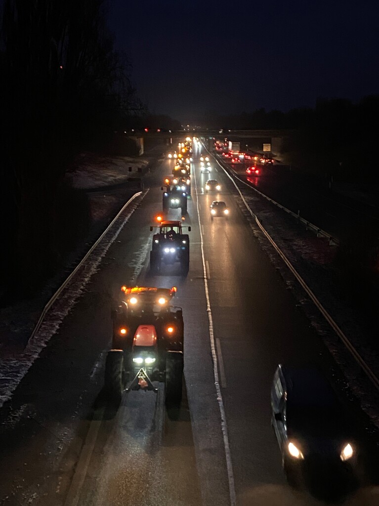 Auf der B31 in Hhe der Paduaallee/Betzenhauser Steg stadteinwrts bahnt sich um 7.30 Uhr  eine Kolonne Traktoren an.