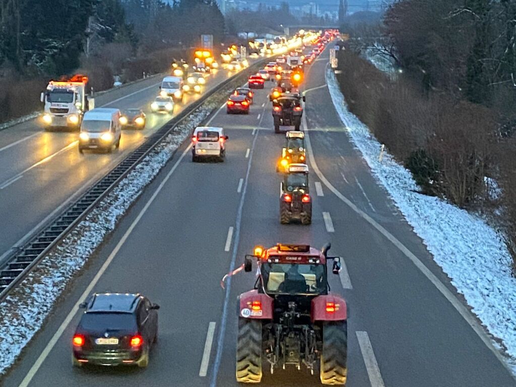 Um 8 Uhr staut es sich auf Hhe Freiburg-Lehen. Es gibt Rckstau zur A5.