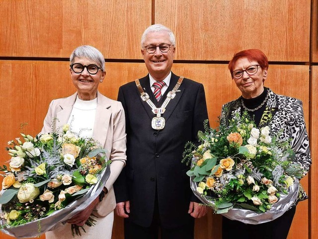 OB Dietz mit den Geehrten Birgitta Gt...Fritz Gthlin konnte nicht dabei sein.  | Foto: Hannes Lauber