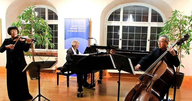 Rosa Klassik mit Yumiko Noda (Violine)...(Klavier) und Ichiro Noda (Kontrabass)  | Foto: Heidi Fel