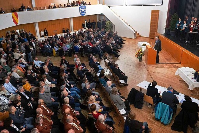 Jens Fondy-Langela bei seinem ersten N...m voll besetzten Neuenburger Stadthaus  | Foto: Volker Mnch