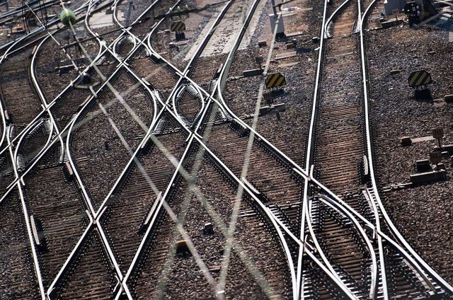 Der Bahnverkehr lsst sich schnell lah...ein paar Kabel zu durchtrennen gengt.  | Foto: Sven Hoppe (dpa)