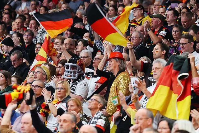 Die Stimmung der Fans ist vor allem bei den Spielen des deutschen Teams riesig.  | Foto: Andreas Gora (dpa)