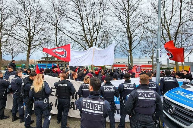 Mehrere Hundert Menschen demonstrierte... gegen die Erffnung des AfD-Zentrums.  | Foto: Karl-Stephan Kovacs