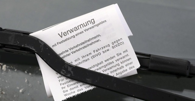 Ein Knllchen riskiert, wer in der Kirchstrae in Reute zu lange parkt.  | Foto: Bernd Wstneck (dpa)