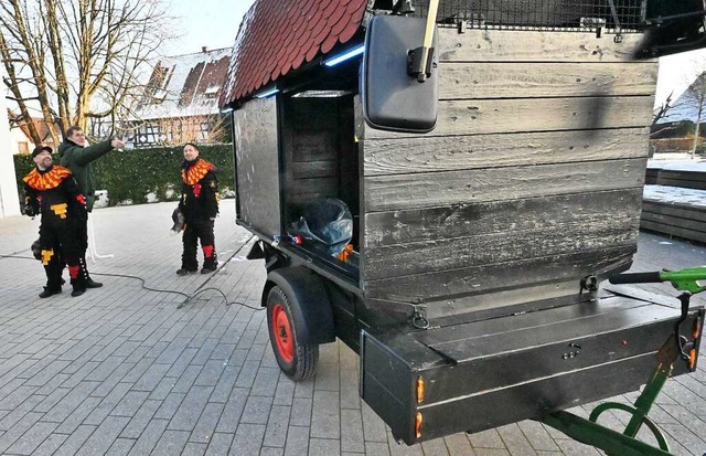 Mit einer Sektdusche tauften Marc Waiz...ugwart Heiko Schlenker den Musikwagen.  | Foto: Markus Zimmermann