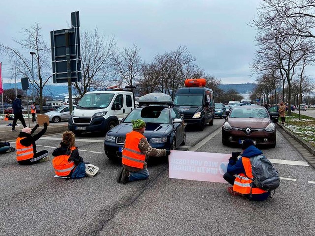 Ohne Kleber und nur kurz: Verkehrsbloc... Gewerbegebiet Auf der Haid am Montag   | Foto: Klaus Riexinger