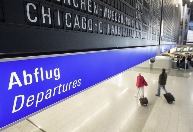 Ohne Schilder und Ansagen wren viele ... am Flughafen Frankfurt wohl verloren.  | Foto: Sebastian Gollnow