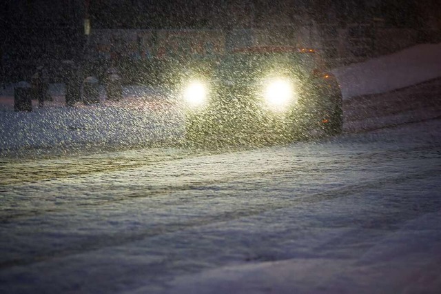 Auch in der Ortenau erforderten Schnee...merksamkeit der Verkehrsteilnehmenden.  | Foto: Jonas Walzberg (dpa)
