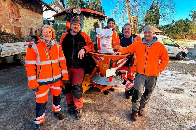 Das Team Winterdienst von Sulzburg ist...ufen die Arbeiten seit Dienstagmittag.  | Foto: Uwe Birkhofer