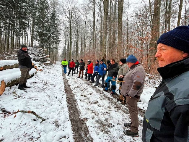 Zum Ersten, zum Zweiten, zum Dritten. ...Richard Ludin (links) als Auktionator.  | Foto: Katrin Fehr