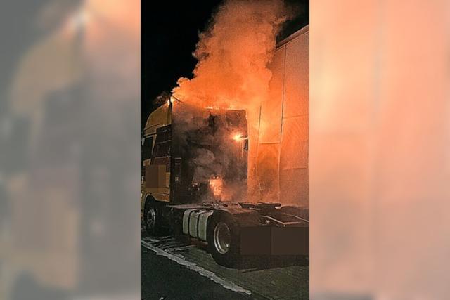 Fahrerkabine eines Lastwagens in hellen Flammen