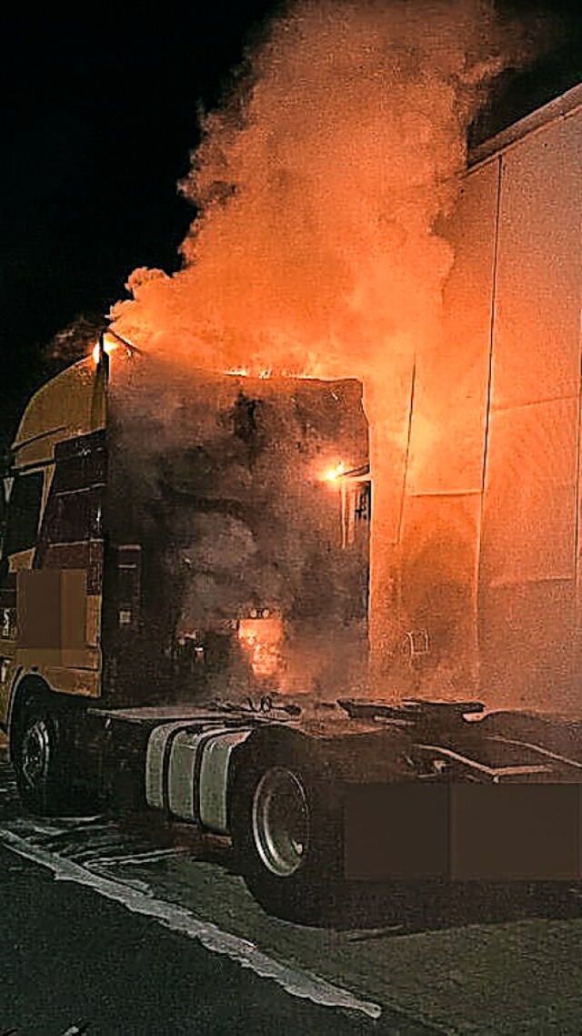 Helle Flammen schlugen aus der Fahrerkabine des Lkw.  | Foto: Kantonspolizei