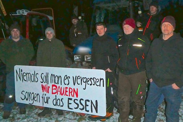 Die Vorsitzenden der Kleinwiesentler ...im Mahnfeuer auf der Wacht in Tegernau  | Foto: Sonja Eiche