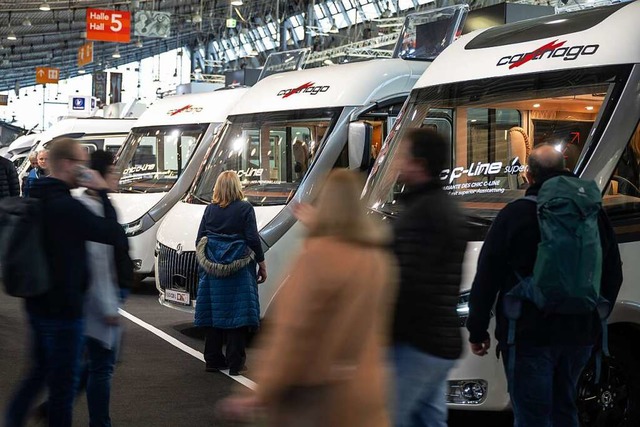 Wohnmobile, soweit das Auge reicht. 12...rismusmesse CMT in Stuttgart zu sehen.  | Foto: Marijan Murat (dpa)