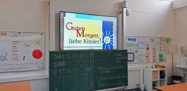 Whiteboard und Kreidetafel sind  an de...Schulen  noch gleichzeitig im Einsatz.  | Foto: Stadt Emmendingen