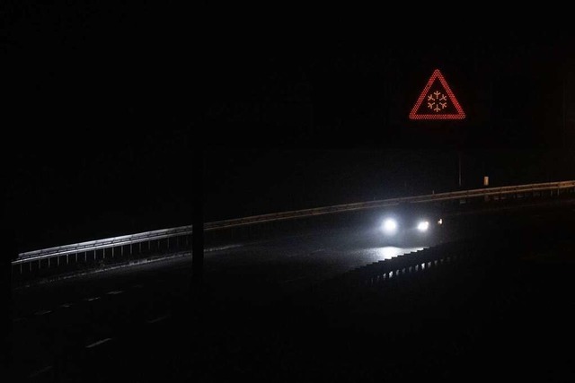 In Baden-Wrttemberg gibt es am Mittwo...teis und starke Verkehrsbehinderungen.  | Foto: Marijan Murat (dpa)