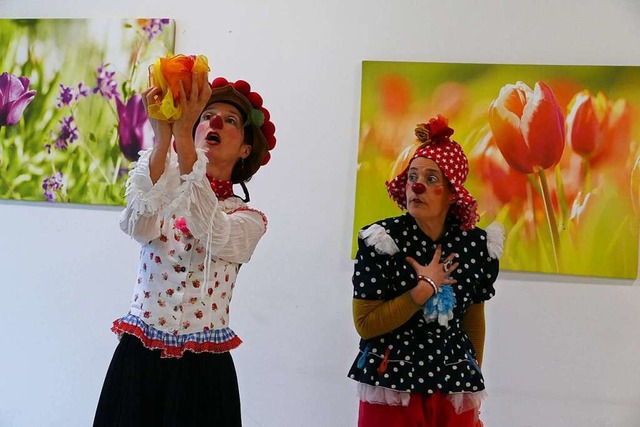 Die Clowns Adele (Christine Weber, lin...ikolai in Waldkirch auf die Stationen.  | Foto: Sylvia Sredniawa