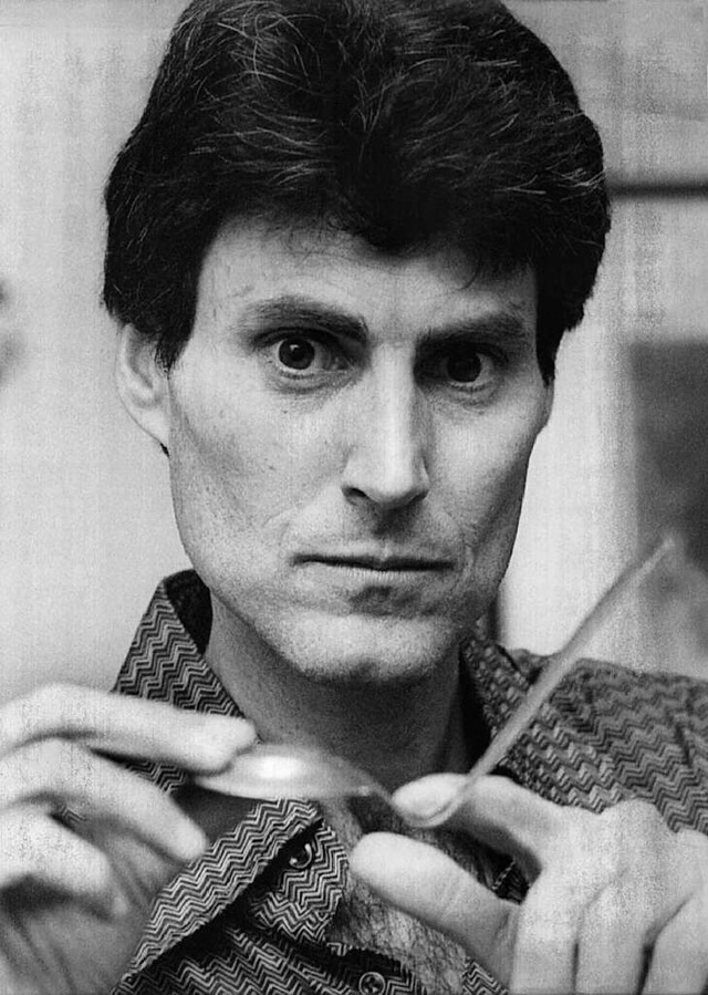 Uri Geller hat einen Lffel allein mit Kraft seiner Gedanken verbogen. Wirklich?  | Foto: dpa