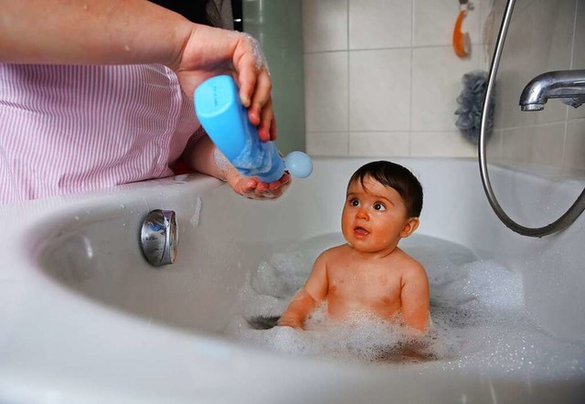 Babys baden nur unter stndiger Aufsic...wischen 37 und 38 Grad Celsius sicher.  | Foto: Mascha Brichta (dpa)
