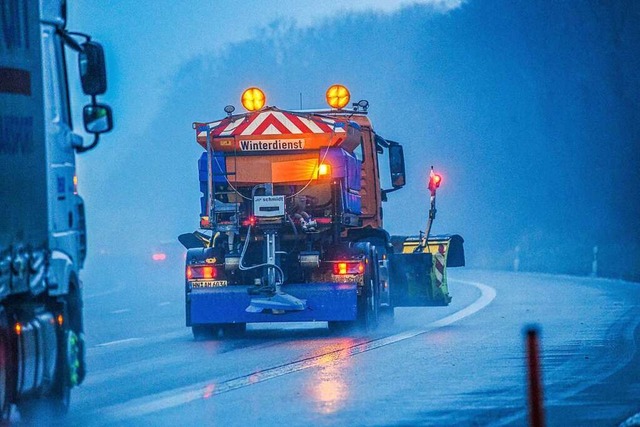 Ein Streufahrzeug vom Winterdienst ist...ise die Autobahn 5 in Teilen gesperrt.  | Foto: Jason Tschepljakow (dpa)