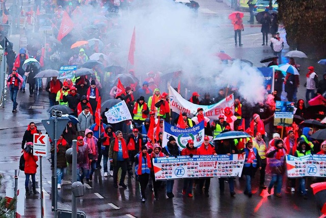 ZF-Beschftigte protestierten am Mittwoch in Friedrichshafen.  | Foto: Gunnar M. Flotow (dpa)