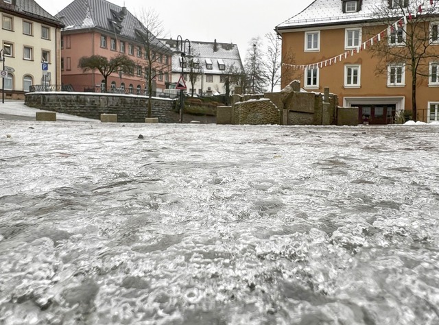 Viele Gehwege waren am Morgen mit Eis ... auch hier vor dem Neustdter Rathaus.  | Foto: Merlin Frey